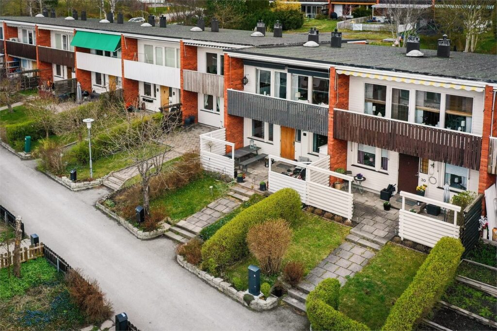 Takrenovering & Fasadputsning Fastighetshus. Knivsta Norra Stockholm